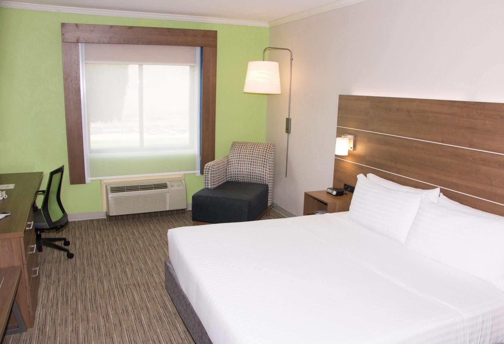 Holiday Inn Express North Tyler Exterior photo